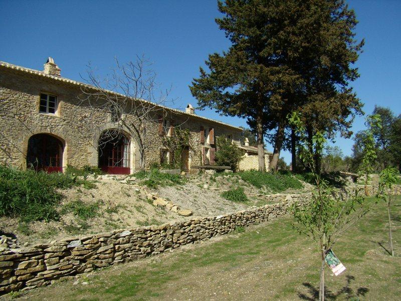 BIEN VENDU - En Drôme Provençale, ancienne ferme entièrement rénovée avec dépendance en bordure d'un agréable cours d'eau.